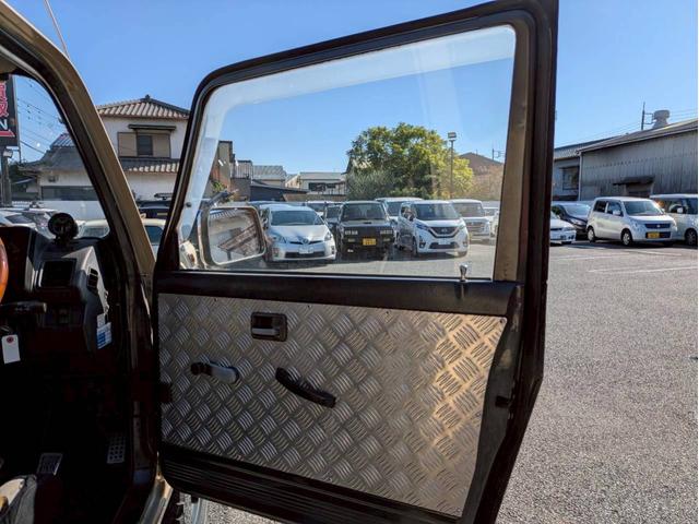 ジムニー 　リフトアップ公認　社外マフラー　社外前後バンパー　ＲＥＣＡＲＯシート２脚　追加メーター　社外ステアリング　社外１６ＡＷ　ユーザー買取車　全塗装（16枚目）