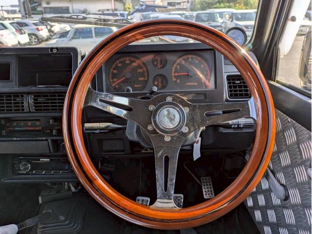 ジムニー 　リフトアップ公認　社外マフラー　社外前後バンパー　ＲＥＣＡＲＯシート２脚　追加メーター　社外ステアリング　社外１６ＡＷ　ユーザー買取車　全塗装（17枚目）