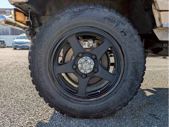 ジムニー 　リフトアップ公認　社外マフラー　社外前後バンパー　ＲＥＣＡＲＯシート２脚　追加メーター　社外ステアリング　社外１６ＡＷ　ユーザー買取車　全塗装（28枚目）