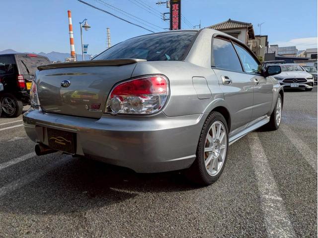 インプレッサ ＷＲＸ　ＳＴＩ　Ａライン　ブレンボキャリパー　ＴＥＩＮ車高調減衰調整　ＭＯＭＯステアリング　フジツボマフラー　ＶＩＰＥＲセキュリティー　社外ディスプレイオーディオ　ＥＴＣ　ＳＴＩタワーバー　ＨＩＤヘッドライト　キーレスキー（5枚目）