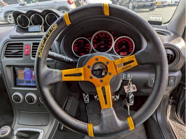 インプレッサ ＷＲＸ　ＳＴＩ　Ａライン　ブレンボキャリパー　ＴＥＩＮ車高調減衰調整　ＭＯＭＯステアリング　フジツボマフラー　ＶＩＰＥＲセキュリティー　社外ディスプレイオーディオ　ＥＴＣ　ＳＴＩタワーバー　ＨＩＤヘッドライト　キーレスキー（20枚目）