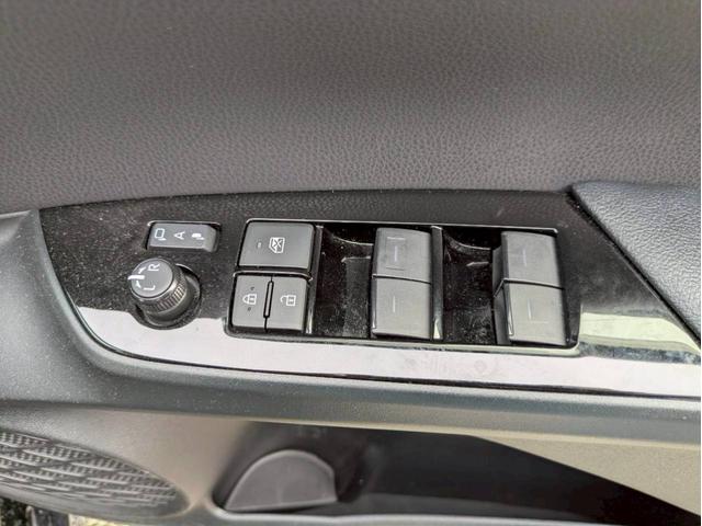 プリウス Ｓ　純正９インチナビフルセグ　バックモニター　モデリスタエアロ　社外１９ＡＷ　トヨタセーフティセンス　前後ドライブレコーダー　レーダークルーズ　オートハイビーム　ＬＥＤヘッドライト　走行中ＴＶ可　禁煙車（32枚目）