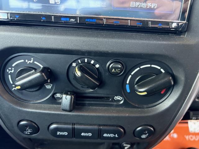 ジムニー ワイルドウインド　リフトアップ　４ＷＤ　前後ドライブレコーダー　Ｂｌｕｅｔｏｏｔｈ接続　社外マフラー　ナビ　ＴＶ　キーレスエントリー　電動格納ミラー　シートヒーター　ＭＴ　ルーフレール　アルミホイール　衝突安全ボディ（6枚目）