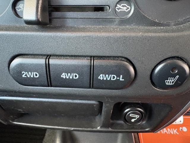 ジムニー ワイルドウインド　リフトアップ　４ＷＤ　前後ドライブレコーダー　Ｂｌｕｅｔｏｏｔｈ接続　社外マフラー　ナビ　ＴＶ　キーレスエントリー　電動格納ミラー　シートヒーター　ＭＴ　ルーフレール　アルミホイール　衝突安全ボディ（7枚目）