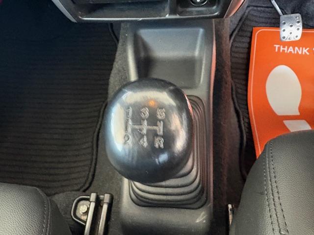 ジムニー ワイルドウインド　リフトアップ　４ＷＤ　前後ドライブレコーダー　Ｂｌｕｅｔｏｏｔｈ接続　社外マフラー　ナビ　ＴＶ　キーレスエントリー　電動格納ミラー　シートヒーター　ＭＴ　ルーフレール　アルミホイール　衝突安全ボディ（8枚目）