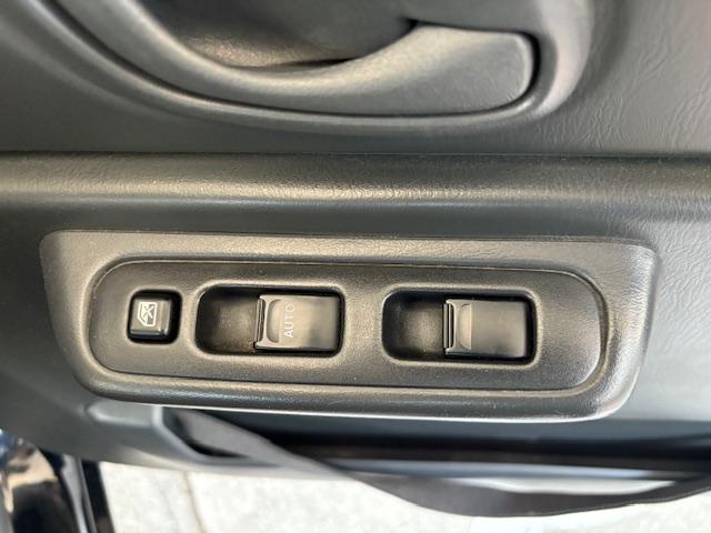 ジムニー ワイルドウインド　リフトアップ　４ＷＤ　前後ドライブレコーダー　Ｂｌｕｅｔｏｏｔｈ接続　社外マフラー　ナビ　ＴＶ　キーレスエントリー　電動格納ミラー　シートヒーター　ＭＴ　ルーフレール　アルミホイール　衝突安全ボディ（11枚目）