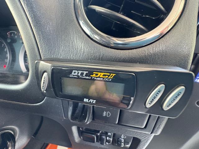 ジムニー ワイルドウインド　リフトアップ　４ＷＤ　前後ドライブレコーダー　Ｂｌｕｅｔｏｏｔｈ接続　社外マフラー　ナビ　ＴＶ　キーレスエントリー　電動格納ミラー　シートヒーター　ＭＴ　ルーフレール　アルミホイール　衝突安全ボディ（26枚目）