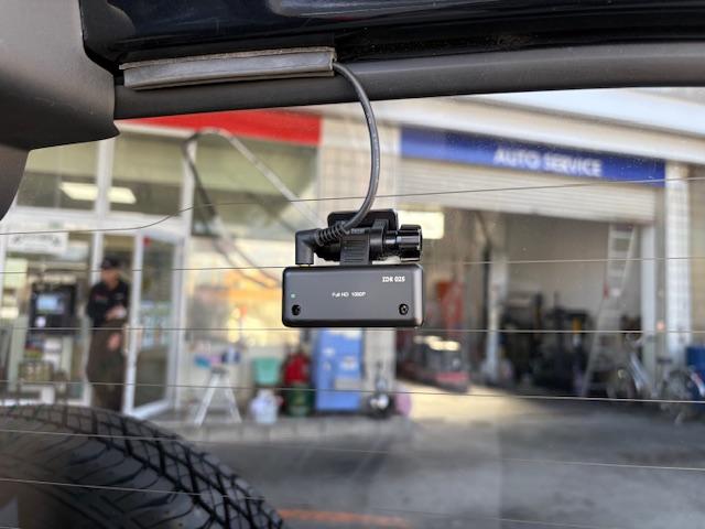 ジムニー ワイルドウインド　リフトアップ　４ＷＤ　前後ドライブレコーダー　Ｂｌｕｅｔｏｏｔｈ接続　社外マフラー　ナビ　ＴＶ　キーレスエントリー　電動格納ミラー　シートヒーター　ＭＴ　ルーフレール　アルミホイール　衝突安全ボディ（27枚目）