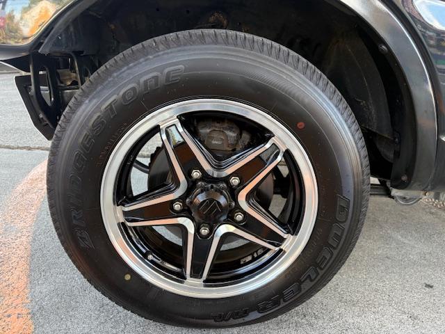 ジムニー ワイルドウインド　リフトアップ　４ＷＤ　前後ドライブレコーダー　Ｂｌｕｅｔｏｏｔｈ接続　社外マフラー　ナビ　ＴＶ　キーレスエントリー　電動格納ミラー　シートヒーター　ＭＴ　ルーフレール　アルミホイール　衝突安全ボディ（33枚目）