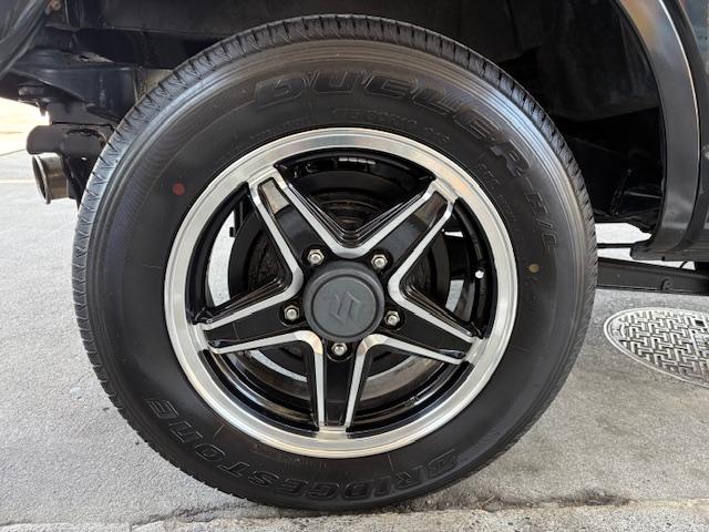 ジムニー ワイルドウインド　リフトアップ　４ＷＤ　前後ドライブレコーダー　Ｂｌｕｅｔｏｏｔｈ接続　社外マフラー　ナビ　ＴＶ　キーレスエントリー　電動格納ミラー　シートヒーター　ＭＴ　ルーフレール　アルミホイール　衝突安全ボディ（34枚目）