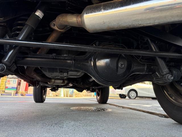 ジムニー ワイルドウインド　リフトアップ　４ＷＤ　前後ドライブレコーダー　Ｂｌｕｅｔｏｏｔｈ接続　社外マフラー　ナビ　ＴＶ　キーレスエントリー　電動格納ミラー　シートヒーター　ＭＴ　ルーフレール　アルミホイール　衝突安全ボディ（45枚目）