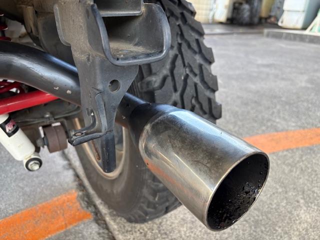 ジムニー クロスアドベンチャーＸＣ　リフトアップ　社外マフラー　４ＷＤ　ドライブレコーダー　ＥＴＣ　ナビ　キーレスエントリー　電動格納ミラー　シートヒーター　ＡＴ　ＡＢＳ　アルミホイール　衝突安全ボディ　ＡＣ　ＰＳ　ＰＷ　ターボ車（27枚目）