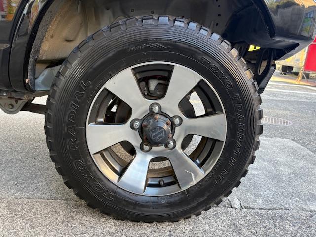 ジムニー クロスアドベンチャーＸＣ　リフトアップ　社外マフラー　４ＷＤ　ドライブレコーダー　ＥＴＣ　ナビ　キーレスエントリー　電動格納ミラー　シートヒーター　ＡＴ　ＡＢＳ　アルミホイール　衝突安全ボディ　ＡＣ　ＰＳ　ＰＷ　ターボ車（28枚目）
