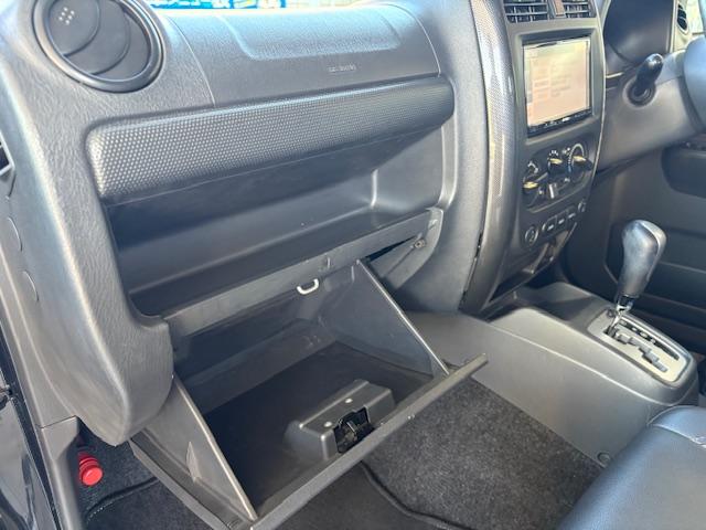 ジムニー クロスアドベンチャーＸＣ　リフトアップ　社外マフラー　４ＷＤ　ドライブレコーダー　ＥＴＣ　ナビ　キーレスエントリー　電動格納ミラー　シートヒーター　ＡＴ　ＡＢＳ　アルミホイール　衝突安全ボディ　ＡＣ　ＰＳ　ＰＷ　ターボ車（50枚目）