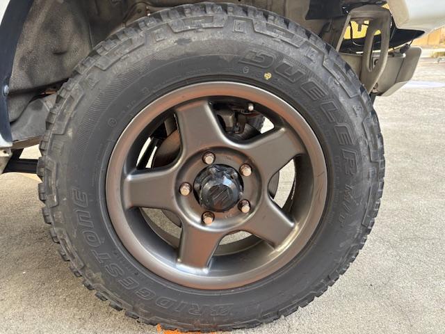 ジムニー ＸＧ　リフトアップ　Ｂｌｕｅｔｏｏｔｈ接続　社外マフラー　４ＷＤ　ドライブレコーダー　キーレスエントリー　電動格納ミラー　ＭＴ　ＡＢＳ　社外アルミホイール　衝突安全ボディ　エアコン　パワーウィンドウ（20枚目）