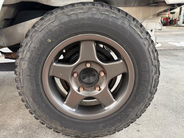 ジムニー ＸＧ　リフトアップ　Ｂｌｕｅｔｏｏｔｈ接続　社外マフラー　４ＷＤ　ドライブレコーダー　キーレスエントリー　電動格納ミラー　ＭＴ　ＡＢＳ　社外アルミホイール　衝突安全ボディ　エアコン　パワーウィンドウ（28枚目）