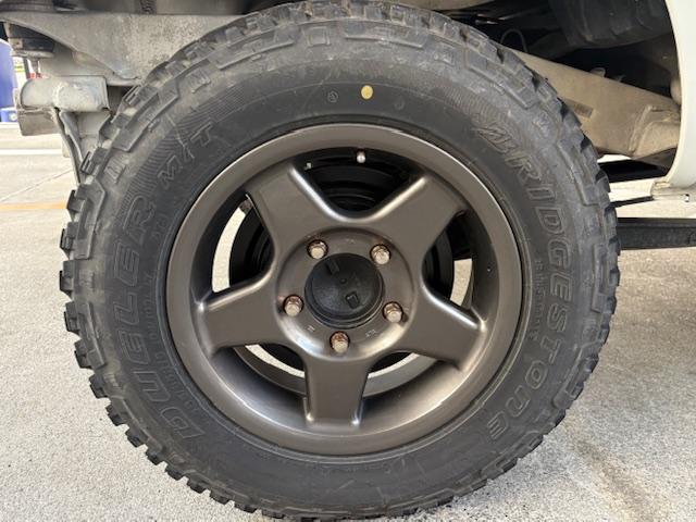 ジムニー ＸＧ　リフトアップ　Ｂｌｕｅｔｏｏｔｈ接続　社外マフラー　４ＷＤ　ドライブレコーダー　キーレスエントリー　電動格納ミラー　ＭＴ　ＡＢＳ　社外アルミホイール　衝突安全ボディ　エアコン　パワーウィンドウ（29枚目）