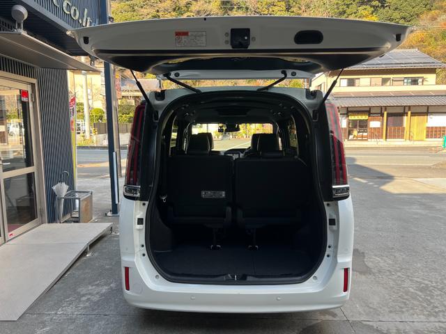 エスクァイア ハイブリッドＧｉ　★ワンオーナー★純正ナビ、ＴＶ、Ｂモニター★両側パワースライドドア★クルーズコントロール★シートヒーター★フリップダウンモニター★オートマチックハイビーム★ＥＴＣ（9枚目）