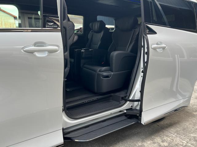 ヴェルファイアハイブリッド Z プレミア ★ワンオーナー★左右独立ツインムーンルーフ★リアエンターテインメントシステム★14インチディスプレイオーディオ★カラーヘッドアップディスプレイユニバーサルステップ★シートヒーター&ベンチレーション(19枚目)