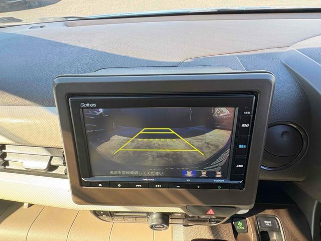 バックカメラ装備。駐車が苦手な方には欠かせません。