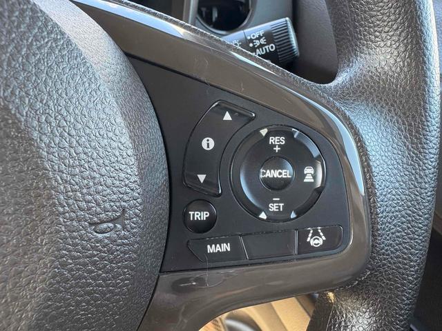 高速道路で便利なクルーズコントロール機能が付いていますよ。速度を設定するとアクセルを踏まなくても一定の速度で走ることができるので足を休ませる事ができますね。