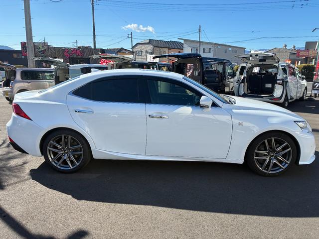 ＩＳ ＩＳ２００ｔ　Ｆスポーツ　サンルーフ　ナビ　オートクルーズコントロール　電動シート　Ｂカメラ　オートエアコン　ＢＳＭ　ＡＢＳ　スマートキ－　サイドエアバッグ　横滑り防止装置　エアバッグ　ＬＥＤヘッドランプ　レザーシート（5枚目）