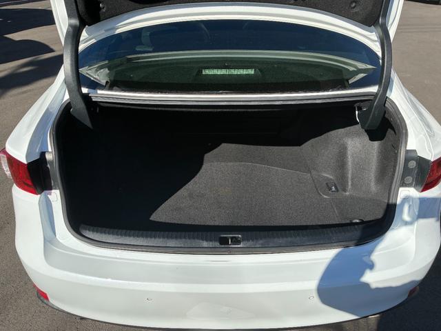 ＩＳ ＩＳ２００ｔ　Ｆスポーツ　サンルーフ　ナビ　オートクルーズコントロール　電動シート　Ｂカメラ　オートエアコン　ＢＳＭ　ＡＢＳ　スマートキ－　サイドエアバッグ　横滑り防止装置　エアバッグ　ＬＥＤヘッドランプ　レザーシート（11枚目）