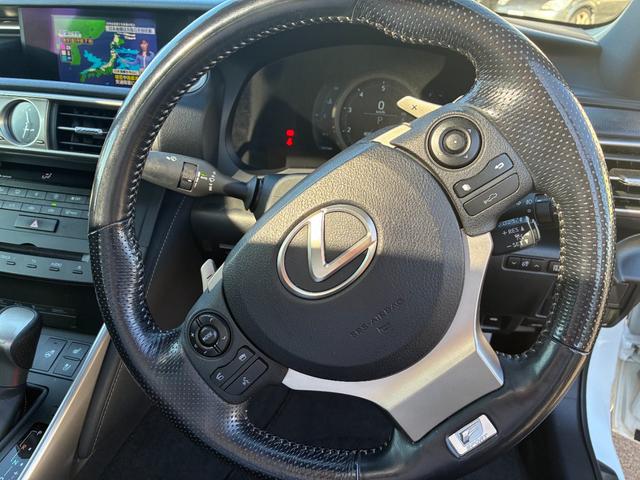 ＩＳ ＩＳ２００ｔ　Ｆスポーツ　サンルーフ　ナビ　オートクルーズコントロール　電動シート　Ｂカメラ　オートエアコン　ＢＳＭ　ＡＢＳ　スマートキ－　サイドエアバッグ　横滑り防止装置　エアバッグ　ＬＥＤヘッドランプ　レザーシート（14枚目）