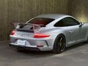 精緻なGTシルバーをまとう911 GT3。1.7万kmの控えめな走行距離と上品な佇まいが際立つ個体です。