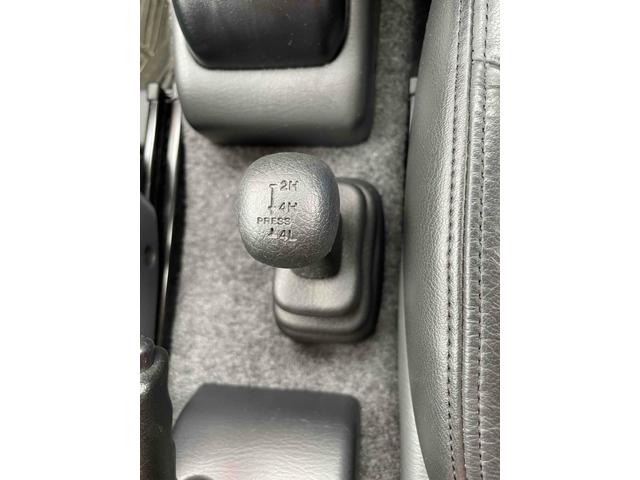 ジムニー ランドベンチャー　４ＷＤ　ナビ　キーレスエントリー　電動格納ミラー　シートヒーター　ＡＴ　ＡＢＳ　ＣＤ　ＭＤ　革シート　ルーフレール　アルミホイール　衝突安全ボディ　エアコン　パワーウィンドウ（9枚目）