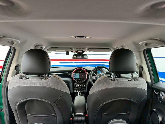 MINI 禁煙車 クルーズコントロール Bluetooth再生 バックカメラ ETC ドライブレコーダー ハーフレザーシート LEDヘッドライト 衝突安全装置 スマートキー 電動ミラー シートリフター(13枚目)