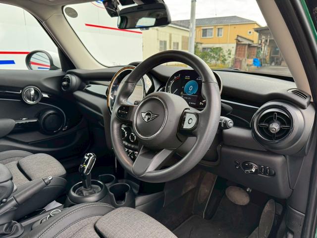 MINI 禁煙車 クルーズコントロール Bluetooth再生 バックカメラ ETC ドライブレコーダー ハーフレザーシート LEDヘッドライト 衝突安全装置 スマートキー 電動ミラー シートリフター(18枚目)