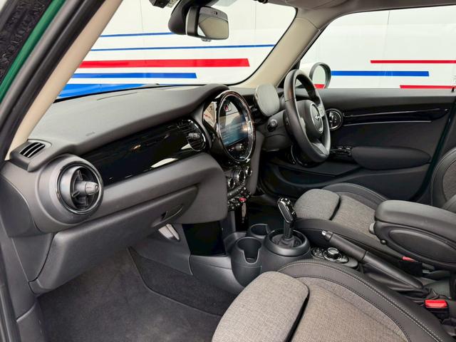 MINI 禁煙車 クルーズコントロール Bluetooth再生 バックカメラ ETC ドライブレコーダー ハーフレザーシート LEDヘッドライト 衝突安全装置 スマートキー 電動ミラー シートリフター(19枚目)