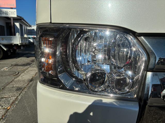 ハイエースバン スーパーGL ダークプライム ダークプライム 4WD LEDヘッドライト ウッドコンビステアリング 電動格納ミラー ドアバイザー ハーフレザーシート Bカメラ Wエアコン ETC 助手席エアバック スマートキー ナビ TV(3枚目)