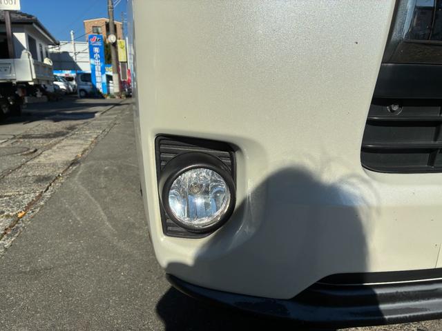 ハイエースバン スーパーGL ダークプライム ダークプライム 4WD LEDヘッドライト ウッドコンビステアリング 電動格納ミラー ドアバイザー ハーフレザーシート Bカメラ Wエアコン ETC 助手席エアバック スマートキー ナビ TV(4枚目)