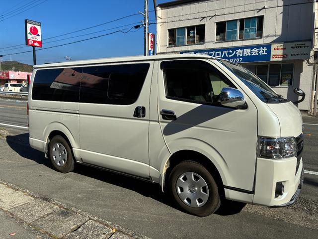 ハイエースバン スーパーGL ダークプライム ダークプライム 4WD LEDヘッドライト ウッドコンビステアリング 電動格納ミラー ドアバイザー ハーフレザーシート Bカメラ Wエアコン ETC 助手席エアバック スマートキー ナビ TV(5枚目)