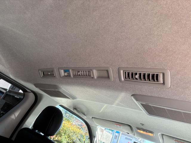 ハイエースバン スーパーGL ダークプライム ダークプライム 4WD LEDヘッドライト ウッドコンビステアリング 電動格納ミラー ドアバイザー ハーフレザーシート Bカメラ Wエアコン ETC 助手席エアバック スマートキー ナビ TV(8枚目)