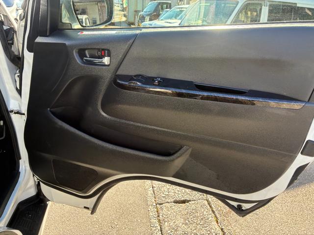 ハイエースバン スーパーGL ダークプライム ダークプライム 4WD LEDヘッドライト ウッドコンビステアリング 電動格納ミラー ドアバイザー ハーフレザーシート Bカメラ Wエアコン ETC 助手席エアバック スマートキー ナビ TV(10枚目)