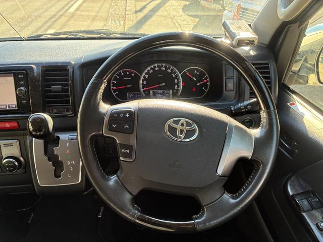 ハイエースバン スーパーGL ダークプライム ダークプライム 4WD LEDヘッドライト ウッドコンビステアリング 電動格納ミラー ドアバイザー ハーフレザーシート Bカメラ Wエアコン ETC 助手席エアバック スマートキー ナビ TV(22枚目)