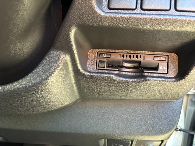 ハイエースバン スーパーGL ダークプライム ダークプライム 4WD LEDヘッドライト ウッドコンビステアリング 電動格納ミラー ドアバイザー ハーフレザーシート Bカメラ Wエアコン ETC 助手席エアバック スマートキー ナビ TV(24枚目)