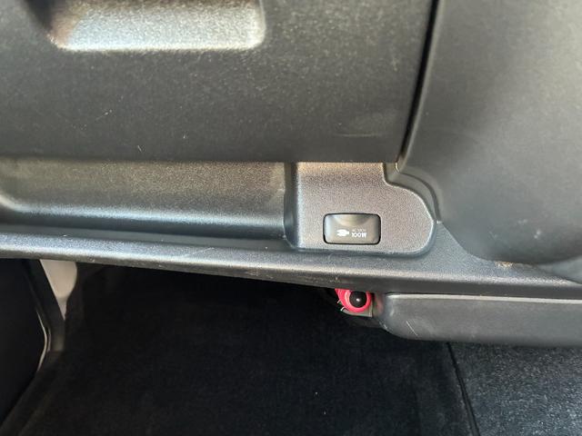 ハイエースバン スーパーGL ダークプライム ダークプライム 4WD LEDヘッドライト ウッドコンビステアリング 電動格納ミラー ドアバイザー ハーフレザーシート Bカメラ Wエアコン ETC 助手席エアバック スマートキー ナビ TV(29枚目)