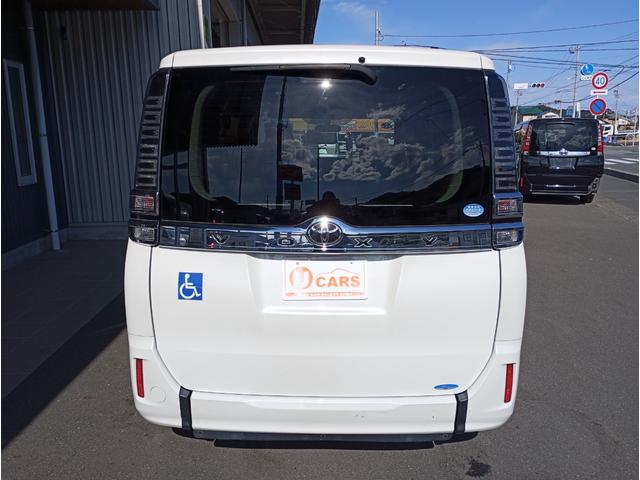 ヴォクシー Ｘ　タイプＩＩ　車いすスロープ　福祉装置点検済　車いす１名＋５名乗車　通常８名乗車　キーレス　Ｂｌｕｅｔｏｏｔｈ　純正ナビ　禁煙車　全国対応１年保証付き（8枚目）