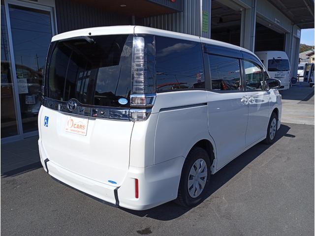 ヴォクシー Ｘ　タイプＩＩ　車いすスロープ　福祉装置点検済　車いす１名＋５名乗車　通常８名乗車　キーレス　Ｂｌｕｅｔｏｏｔｈ　純正ナビ　禁煙車　全国対応１年保証付き（9枚目）