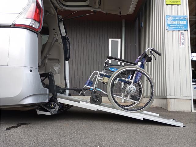 セレナ チェアキャブ　スロープ　車いす１名サード仕様　Ｂ　車検２年付　チェアキャブ　スロープ　福祉装置点検済　車いす１名＋４名乗車　７名乗車　エマージェンシーブレーキ　電動ウインチ　左側ドア電動ロングステップ　クルーズコントロール　純正ナビ　全国１年保証付き（17枚目）