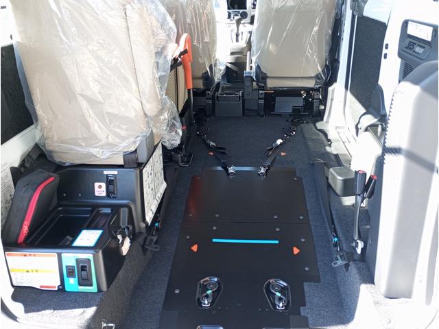 ＮＶ２００バネットバン チェアキャブ　車イス２名仕様　車検令和９年１月　登録済未使用車　チェアキャブ　車イス２名仕様　車いすスロープ　福祉装置点検済　車いす２名＋４名乗車　リアクーラー　リモコン式電動ウィンチ　キーレス　全国対応１年保証付き　修復歴無し（12枚目）