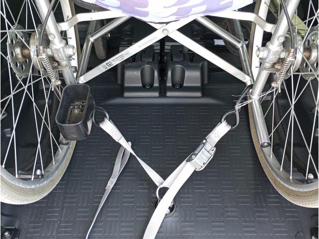 Ｎ－ＢＯＸカスタム Ｌ・スロープ　車検２年付　車いすスロープ　福祉装置点検済　車いす１名＋２名乗車　４ＷＤ　リモコン式電動ウィンチ　キーレス　純正ナビ　バックカメラ　ＥＴＣ　両側パワスラ　全国対応１年保証付き　修復歴無し（18枚目）