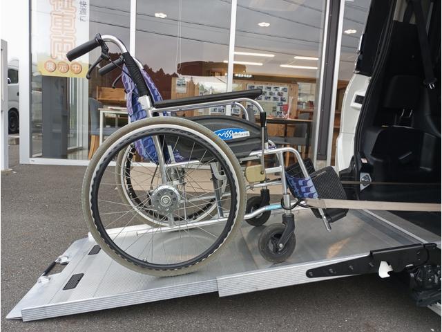 ヴォクシー Ｘ　車いす仕様車　スロープタイプ　タイプ２　サードシート付　車検２年付　後退防止装置　福祉装置点検済　車いす１名＋５名乗車　通常８名乗車　純正ナビ　バックカメラ　クルーズコントロール　トヨタセーフティセンス　全国１年保証付き　修復歴無（13枚目）