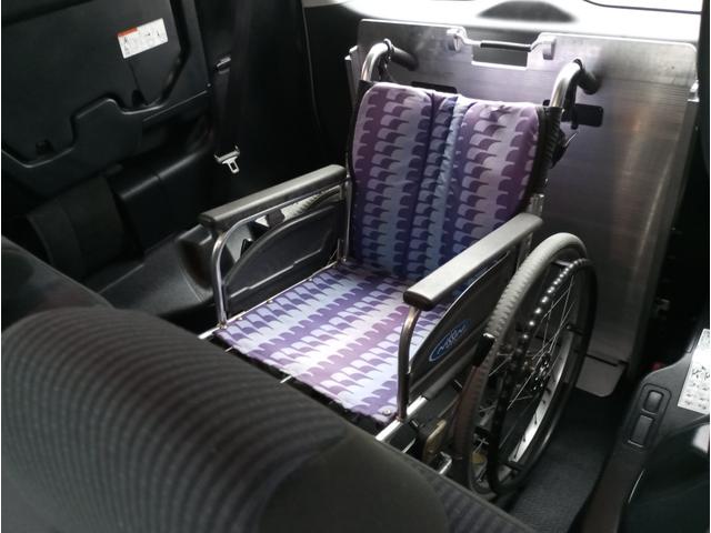 ヴォクシー Ｘ　車いす仕様車　スロープタイプ　タイプ２　サードシート付　車検２年付　後退防止装置　福祉装置点検済　車いす１名＋５名乗車　通常８名乗車　純正ナビ　バックカメラ　クルーズコントロール　トヨタセーフティセンス　全国１年保証付き　修復歴無（17枚目）