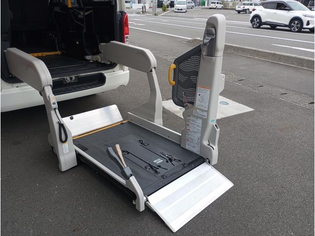 レジアスエースバン ウェルキャブ 車いす仕様車 Bタイプ 車検2年付 ディーゼル車 福祉装置点検済 キーレス 純正オーディオ 電動スライドドア スライドドア連動ステップ 車いす2名+8名乗車 全国対応1年保証付き 修復歴無し(11枚目)
