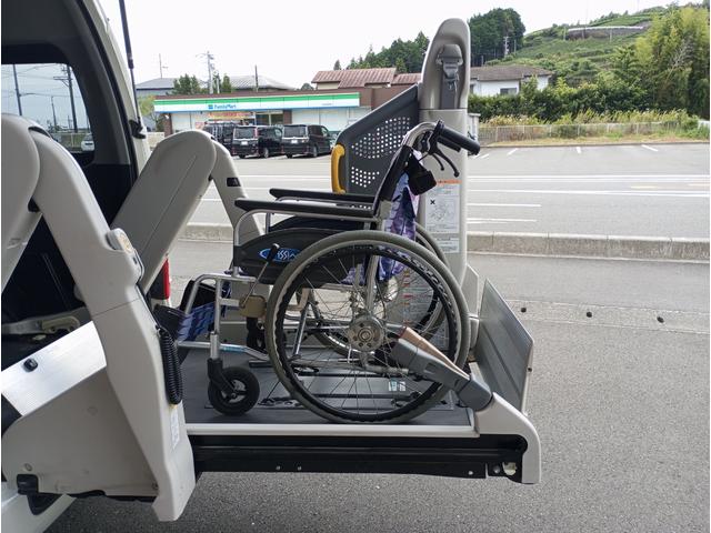 レジアスエースバン ウェルキャブ 車いす仕様車 Bタイプ 車検2年付 ディーゼル車 福祉装置点検済 キーレス 純正オーディオ 電動スライドドア スライドドア連動ステップ 車いす2名+8名乗車 全国対応1年保証付き 修復歴無し(13枚目)